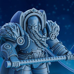 Puede incluir: Una figura detallada, en tonos azules, de un guerrero con una armadura ornamentada, sosteniendo un gran martillo. La figura tiene una larga barba trenzada y está adornada con diseños intrincados. La armadura presenta hombreras, una capa y protectores de piernas con detalles de calaveras y huesos cruzados.