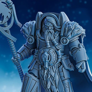 Könnte beinhalten: Eine blau und weiß bemalte Miniaturfigur eines Kriegers, der eine Rüstung und einen langen Bart trägt. Der Krieger hält einen Stab mit einem Wolfskopf an der Spitze. Die Figur steht auf einem felsigen Sockel.