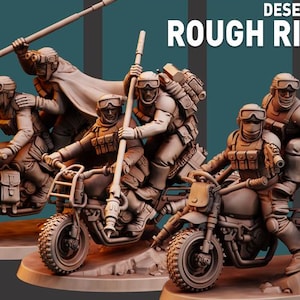 Peut inclure: Figurines miniatures de Desert Hawks Rough Riders à moto. Les figurines sont dans une palette de couleurs neutres, avec des équipements et des armes détaillés. L'image contient le texte "DESERT HAWKS" et "ROUGH RIDERS".