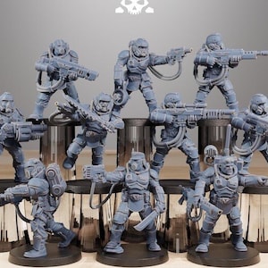 以下が含まれることがあります： ヘルメットをかぶり、武器を持った兵士のグレーのプラスチック製ミニチュアフィギュア10個セット。フィギュアは丸い台座の上に立っています。フィギュアはゲーム「ステーションフォージ」のものです。