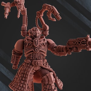 Puede incluir: Una figura en miniatura detallada de un guerrero robot, pintada en un color marrón rojizo. La figura lleva una armadura con detalles intrincados y sostiene un arma en su mano derecha. El robot tiene un brazo mecánico y un taladro sujeto a su espalda.