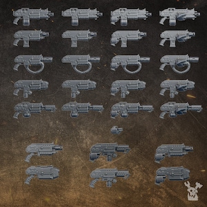 Puede incluir: Un conjunto de 24 armas de plástico gris en miniatura, algunas con miras telescópicas, algunas con diferentes longitudes de cañón y algunas con diferentes accesorios. Las armas están dispuestas en filas de cuatro, con cada fila mostrando una variación diferente del arma.