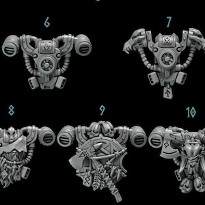 Puede incluir: Cinco modelos diferentes de mochilas impresas en 3D de plástico para figuras en miniatura. Las mochilas están diseñadas en estilo steampunk con varios detalles, incluyendo tuberías, engranajes y cráneos.