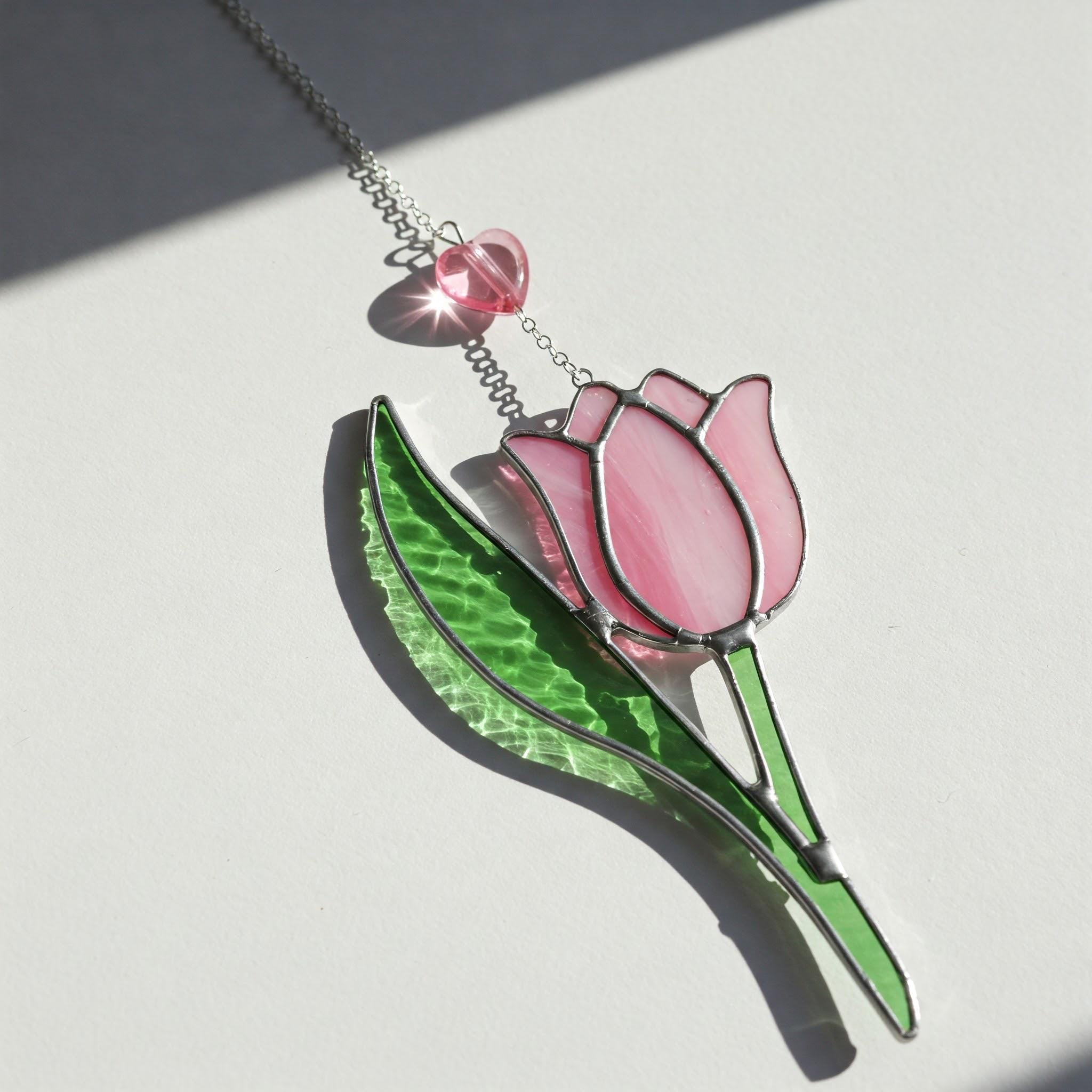 ステンドグラスのチューリップサンキャッチャー：手作りの花の窓飾り