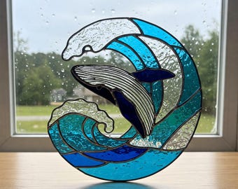 Patrón de vitral de ballena y ola: Diseño de atrapasol oceánico (patrón PDF)