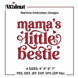Op de afbeelding: Een machineborduurontwerp met de tekst "mama's little bestie" in een decoratief rood lettertype, versierd met kleine hartjes. De beschikbare maten zijn: 10 cm, 13 cm, 15 cm en 18 cm.