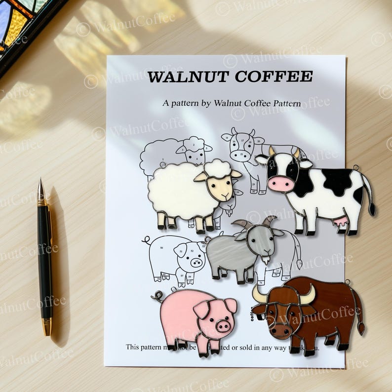 Pu&ograve; includere: Un modello stampabile per l'arte del vetro colorato con una variet&agrave; di animali da fattoria, tra cui una mucca, una pecora, un maiale, una capra e un toro. Il modello &egrave; intitolato "Walnut Coffee" e include istruzioni per creare l'arte del vetro colorato.