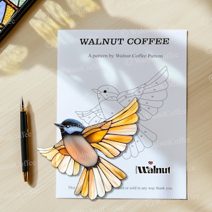 Peut inclure: Un modèle de vitrail d'un oiseau avec des pièces numérotées pour un projet d'artisanat. Le modèle est intitulé "Walnut Coffee" et comprend le texte "A pattern by Walnut Coffee Pattern".