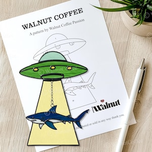 Modèle de vitrail OVNI et requin : attrape-soleil extraterrestre DIY (conception PDF)