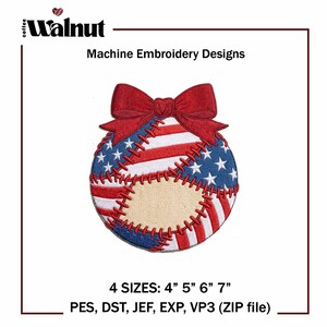 Bordado de adorno de patchwork con la bandera estadounidense, bola navideña patriótica con lazo rojo (archivo de bordado a máquina, descarga digital).