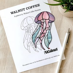 Op de afbeelding: Een zwart-witte lijntekening van een kwal met genummerde secties. De tekst "WALNUT COFFEE" en "A pattern by Walnut Coffee Passion" staat bovenaan de pagina. De tekst "This pattern may not be distributed or sold in any way thank you." staat onderaan de pagina.