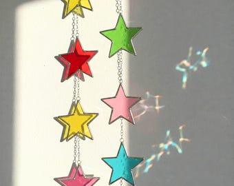 Attrape-soleil étoiles en vitrail : décoration de fenêtre suspendue colorée