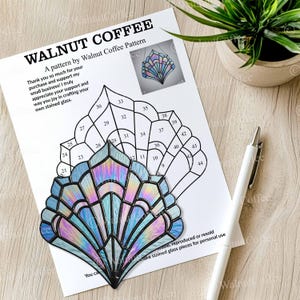 Vitral com padrão iridescente de conchas marinhas, enfeite de janela com conchas do oceano, decoração costeira para casa, arte em vidro náutico, presente com tema de sereia