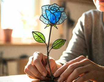 Wzór witrażu z różą: łapacz słońca z motywem kwiatowym DIY (wzór PDF)