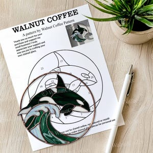 Op de afbeelding: Een witte keramische mok met een zwart handvat en de tekst "But First, Coffee" in handschriftstijl. De mok staat op een wit oppervlak. De mok is ongeveer 10 cm hoog.