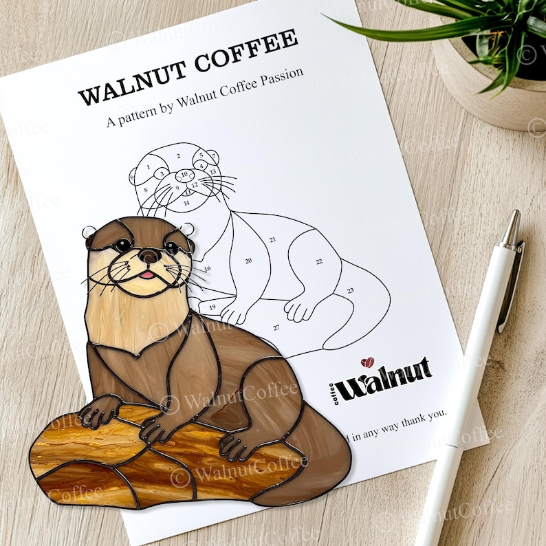 Puede incluir: Un patr&oacute;n de vitral de una nutria sentada en una roca. El patr&oacute;n est&aacute; numerado para un proyecto de pintura por n&uacute;meros. El patr&oacute;n se titula "Walnut Coffee" y es un patr&oacute;n de "Walnut Coffee Passion".