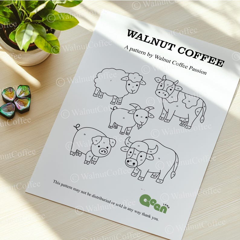 Pu&ograve; includere: Una pagina da colorare in bianco e nero con un motivo di animali da fattoria. Gli animali includono una pecora, una mucca, una capra, un maiale e un bufalo d'acqua. La pagina &egrave; intitolata "WALNUT COFFEE" e include il testo "A pattern by Walnut Coffee Passion".