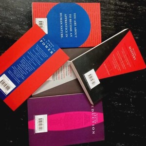 Puede incluir: Cuatro libros con portadas coloridas dispuestos en un grupo. Los libros se titulan The Concise 48 Laws of Power, Mastery y The Art of Seduction. Una portada presenta un c&iacute;rculo azul con el texto You Are About To Become An Apprentice In Human Nature.