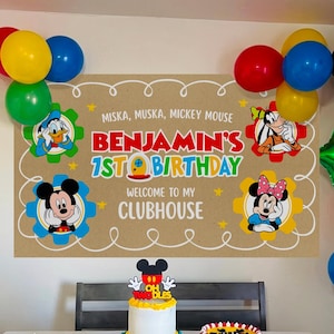 Puede incluir: Decoraci&oacute;n de fiesta de cumplea&ntilde;os con tem&aacute;tica de Mickey Mouse. Incluye una pancarta que dice "Benjamin's 1st Birthday", globos, una tarta y cajas de palomitas. Los colores principales son rojo, amarillo y azul.