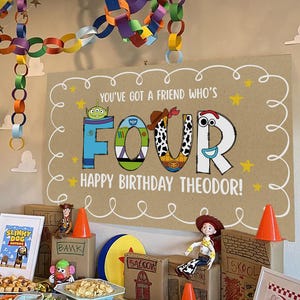 Puede incluir: Una taza de cerámica blanca con un asa negra y el texto "But First, Coffee" en negrita negra. La taza está llena de un líquido oscuro, probablemente café, y se encuentra sobre una superficie clara.