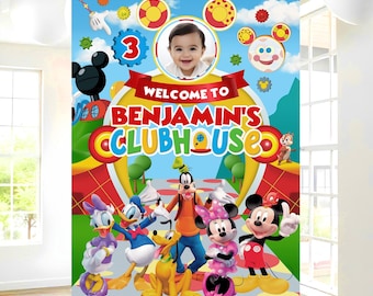 Op de afbeelding: Een rechthoekig feestbord met een blauwe luchtachtergrond, een centraal cirkelvormig fotokader van een kind, het cijfer 3 en de tekst Welcome to Benjamin's Clubhouse. Stripfiguren zoals Mickey, Minnie, Donald, Daisy, Goofy en Pluto staan afgebeeld.