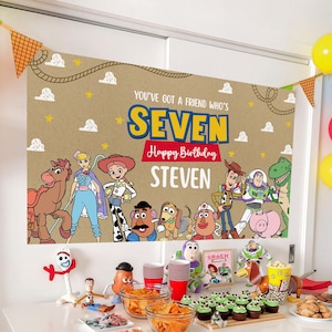 Może przedstawiać: Prostokątny baner urodzinowy z postaciami z Toy Story, napisem "YOU'VE GOT A FRIEND WHO'S SEVEN" oraz "Happy Birthday STEVEN" na beżowym tle z motywami liny i chmur, umieszczony nad stołem z przekąskami i zabawkami.