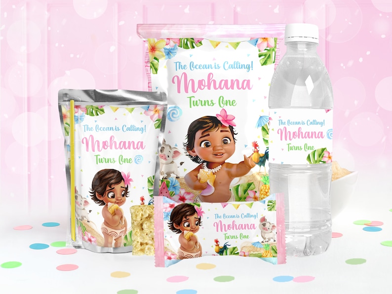 Może przedstawiać: Zestaw upomink&oacute;w na przyjęcie z kresk&oacute;wkową ilustracją małej dziewczynki i tekstem "The Ocean is Calling! Mohana Turns One." Upominki obejmują torbę na przekąski, butelkę wody i batonik, wszystkie w tropikalnym motywie.