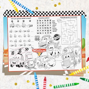 Può includere: Un foglio di attività rettangolare con disegni al tratto in bianco e nero di personaggi di auto animate. La pagina include un gioco di sequenze logiche, un cruciverba, un labirinto e il nome William con il numero 2.