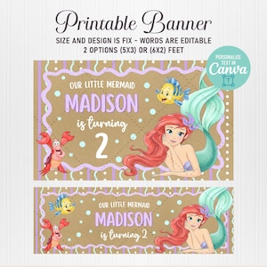 K&ouml;nnte beinhalten: Druckbares Banner mit Meerjungfrau-Motiv. Das Design enth&auml;lt den Text "Our Little Mermaid Madison is turning 2". Das Banner zeigt Illustrationen einer Meerjungfrau, einer Krabbe und eines Fisches. Das Banner ist in zwei Gr&ouml;&szlig;en erh&auml;ltlich: 1,52m x 0,91m oder 1,83m x 0,61m.