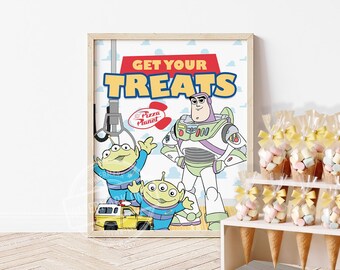 Könnte beinhalten: Ein gerahmtes rechteckiges Poster mit dem Text GET YOUR TREATS in Gelb und Rot, sowie Illustrationen von Buzz Lightyear, zwei grünen dreiaugigen Außerirdischen, einem gelben Pizza Planet-Truck und einem Greifarm vor blauem Wolkenhintergrund.