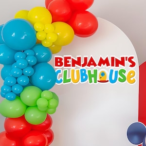 Puede incluir: Un telón de fondo arqueado blanco con una guirnalda de globos en rojo, amarillo, azul y verde. El texto BENJAMIN'S CLUBHOUSE está impreso en el centro con un pequeño icono de puerta amarilla que reemplaza la letra O en CLUBHOUSE.
