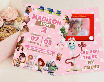 Può includere: Un biglietto d'invito di compleanno rosa con personaggi di Toy Story, il nome Madison, il numero 2, la data 07 febbraio, l'orario 15:00 e il testo See You There My Friend. Include una cornice per foto che ricorda un giocattolo Etch A Sketch.