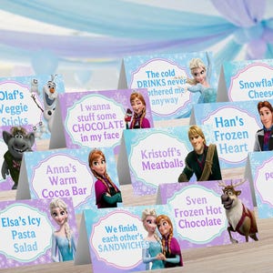 以下が含まれることがあります： 「アナと雪の女王」をテーマにしたテーブルカードのコレクション。 「Olaf's Veggie Sticks」や「Elsa's Icy Pasta Salad」など、様々な食べ物や飲み物の名前が記載されています。 各カードには映画のキャラクターと雪の結晶の装飾的なボーダーが描かれています。