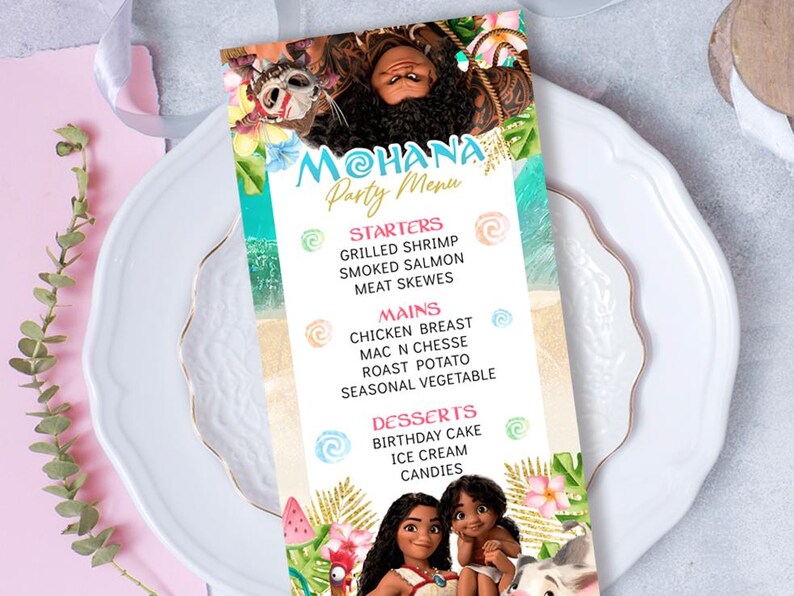 K&ouml;nnte beinhalten: Eine vertikale Moana-Party-Men&uuml;karte mit farbenfrohem Design. Die Speisekarte umfasst Vorspeisen, Hauptgerichte und Desserts. Die Karte zeigt Illustrationen von Charakteren aus dem Film und den Text "Moana Party Menu".