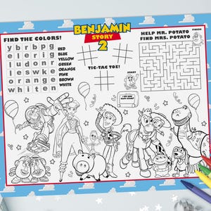 Op de afbeelding: Een rechthoekig activiteitenblad met een zwart-witte lijntekening van diverse geanimeerde figuren. De tekst bovenaan in het midden luidt BENJAMIN STORY 2. Het bevat een woordzoeker, boter-kaas-en-eieren-roosters en een doolhof. De rand heeft een patroon van een blauwe lucht en witte wolken.