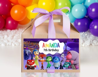 Pode incluir: Uma caixa de lembrancinhas de cartão marrom com uma fita roxa e um adesivo com os personagens do filme Divertida Mente. O adesivo diz "Amanda 7th Birthday".