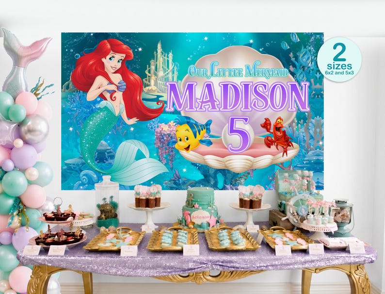 Puede incluir: Una mesa de fiesta decorada con el tema de La Sirenita. El tel&oacute;n de fondo presenta a Ariel, Flounder y Sebasti&aacute;n. La mesa est&aacute; puesta con postres, incluyendo un pastel, cupcakes y galletas. Globos y un globo de cola de sirena completan la escena.