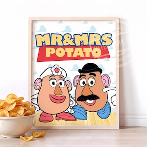 Op de afbeelding: Een ingelijste print met de tekenfilmfiguren Mr. en Mrs. Potato met de tekst MR & MRS POTATO in geel en rood. De achtergrond heeft een lichtblauw luchtpatroon met witte wolken. Een witte kom gevuld met aardappelchips staat op de voorgrond.