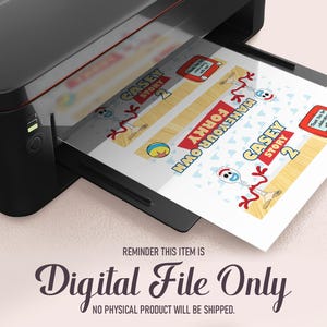 K&ouml;nnte beinhalten: Ein schwarzer Drucker druckt ein Blatt mit bunten Cartoon-Grafiken. Das Blatt enth&auml;lt den Text "CASEY STORY 2" und "MAKE YOUR OWN FORKY". Das Bild enth&auml;lt auch den Text "REMINDER THIS ITEM IS Digital File Only NO PHYSICAL PRODUCT WILL BE SHIPPED."