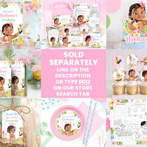 K&ouml;nnte beinhalten: Ein Set an Moana-Partyartikeln, darunter ein Willkommenszeichen, Geschenkt&uuml;ten, Cupcake-Topper, ein Teller, eine Malvorlage und ein Wasserflaschenetikett. Die Artikel sind rosa und blau mit Bildern von Moana und anderen Figuren aus dem Film.
