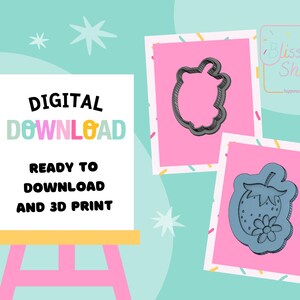 Op de afbeelding: Digitale download-afbeelding met de tekst "DIGITALE DOWNLOAD KLAAR OM TE DOWNLOADEN EN 3D TE PRINTEN". Twee roze kaarten met grijze koekjessnijders van een aardbei en een fruitvorm. De achtergrond is lichtblauw met witte sterren.