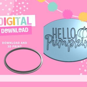Op de afbeelding: Een roze achtergrond met de woorden "DIGITALE DOWNLOAD" en "DOWNLOAD EN 3D PRINT" in het wit. Een lichtblauwe ovaal met de woorden "HELLO Pumpkin" en een pompoenafbeelding. Een zilveren ovale koekjesvorm.