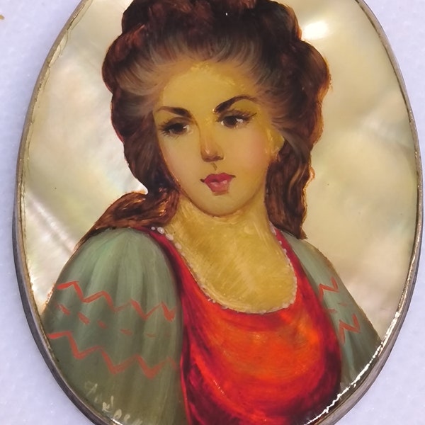 Broche. Fedoskino Russie. Vintage Miniature. Portrait d'une jeune fille. Peint à la main