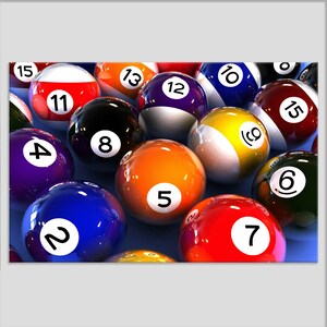 Op de afbeelding: Een groep biljartballen in verschillende kleuren en nummers, waaronder rood, blauw, geel, oranje, zwart en wit. De ballen zijn willekeurig gerangschikt op een blauwe vilt.