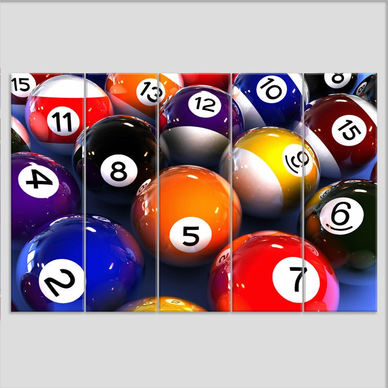 Op de afbeelding: Een groep biljartballen met de nummers 1 tot en met 15, de 8-bal en de 9-bal. De ballen zijn willekeurig gerangschikt op een blauwe vilttafel. De ballen zijn in verschillende kleuren, waaronder rood, geel, blauw, groen, oranje, paars en zwart.