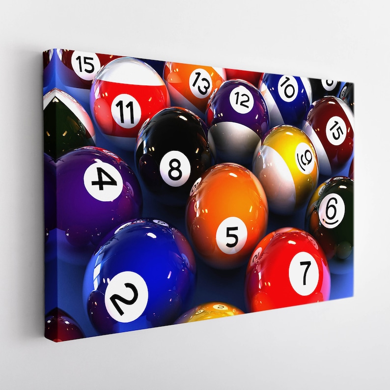 Op de afbeelding: Een groep biljartballen met de nummers 1 tot en met 15, gerangschikt op een blauwe vilt oppervlak. De ballen zijn in verschillende kleuren, waaronder rood, geel, oranje, blauw, paars en zwart.