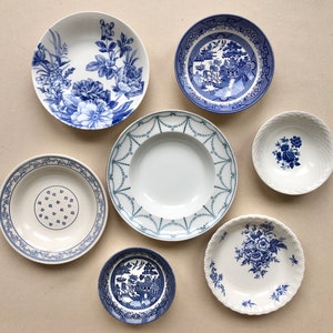 8 bols dépareillés à soupe/pâtes, céréales et fruits dans des motifs bleus et blancs. Ironstone bleu transferware.