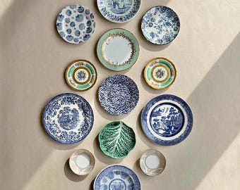 Collection d'assiettes en transfert vintage vert émeraude et bleu : présentoir mural dépareillé