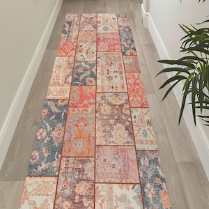 Puede incluir: Una alfombra de pasillo rectangular larga con un diseño de patchwork compuesto por varias secciones rectangulares. La alfombra muestra una mezcla de patrones florales y ornamentales descoloridos en tonos coral, azul pizarra, crema y morado oscuro.