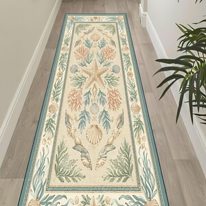 Peut inclure: Un long tapis de couloir rectangulaire au centre crème, orné d'un motif répétitif d'étoiles de mer, de divers coquillages et de coraux dans des tons pêche, bleu et vert, entouré d'une bordure décorative avec un bord extérieur bleu uni.